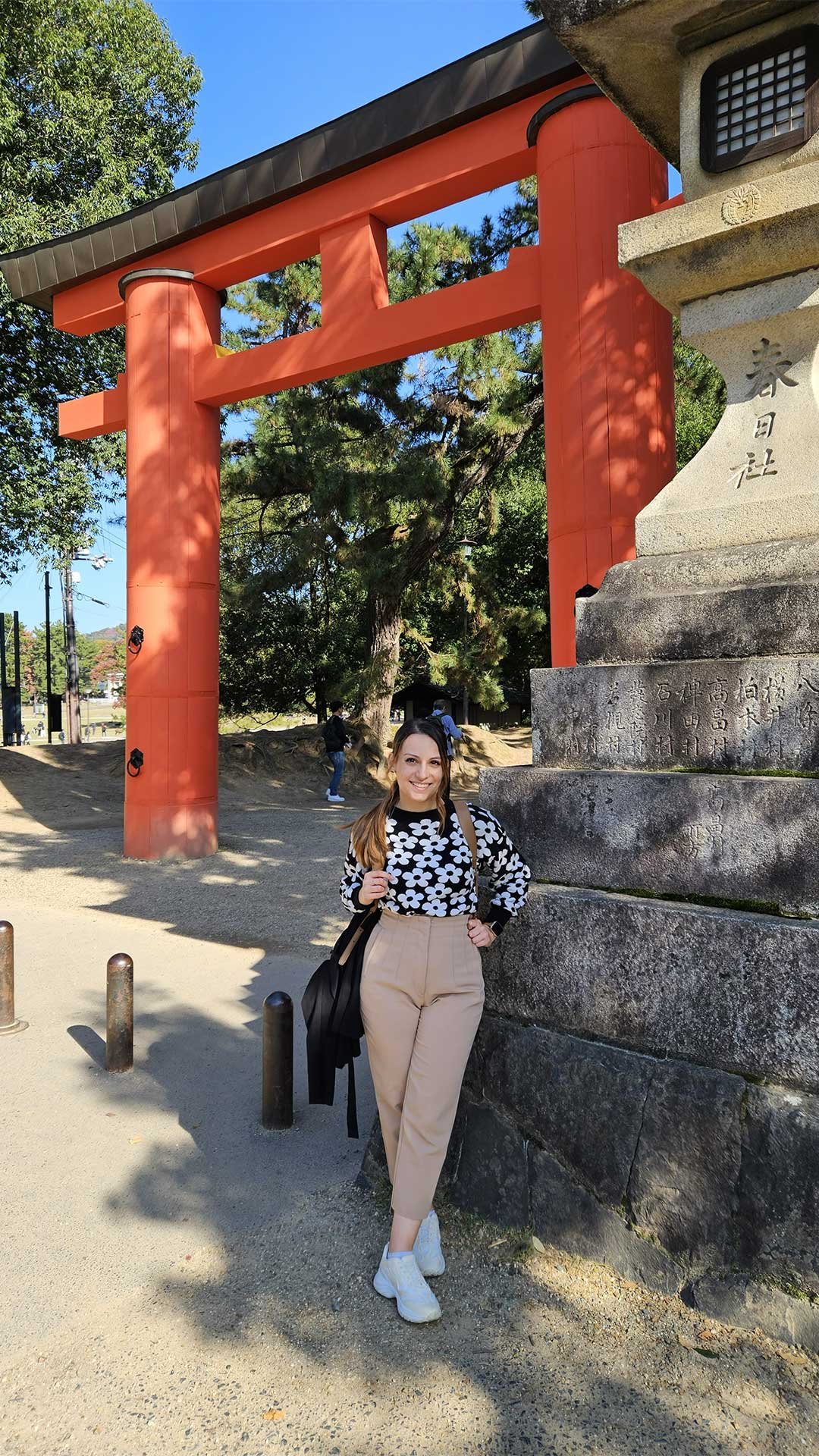 Francesca Barillaro davanti a un grande torii rosso in un santuario giapponese
